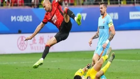 西漢姆2-2战平阿森纳，热苏斯与厄德高破门，萨卡错失点球，枪手连续失误，多赛一场仍领先曼城4分